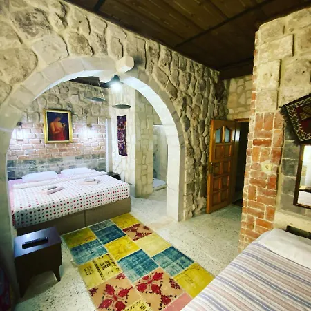 Crazy Horse Hostal *